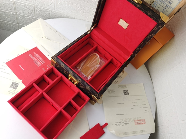 ルイヴィトンバッグ側面デザイン